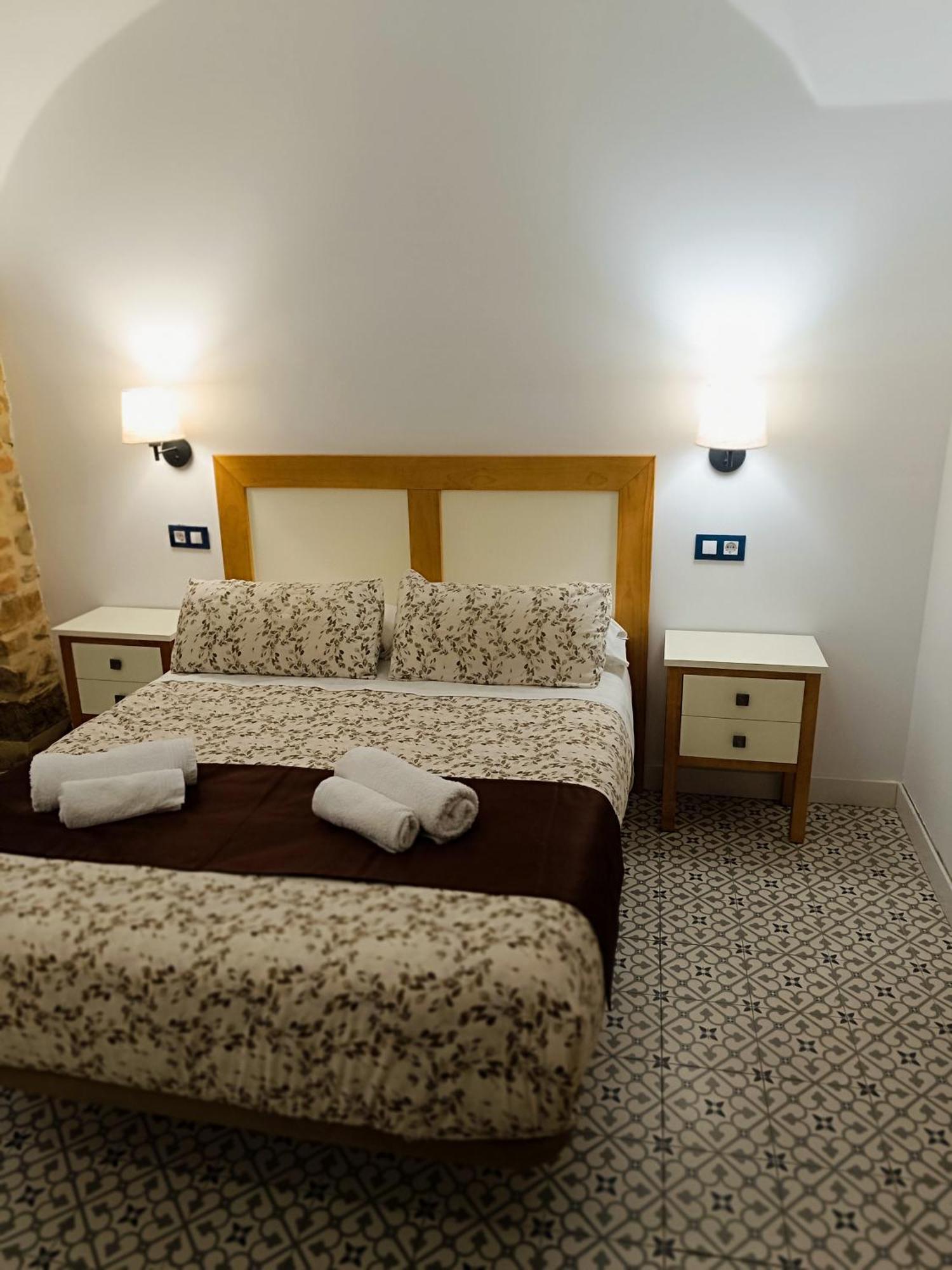Al-Qazeres Suites Caces 외부 사진