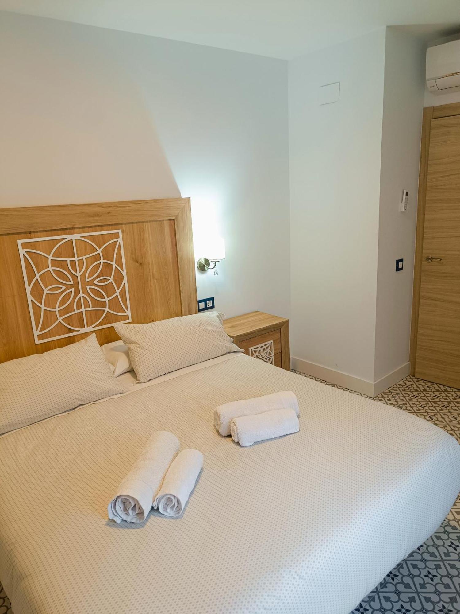 Al-Qazeres Suites Caces 외부 사진